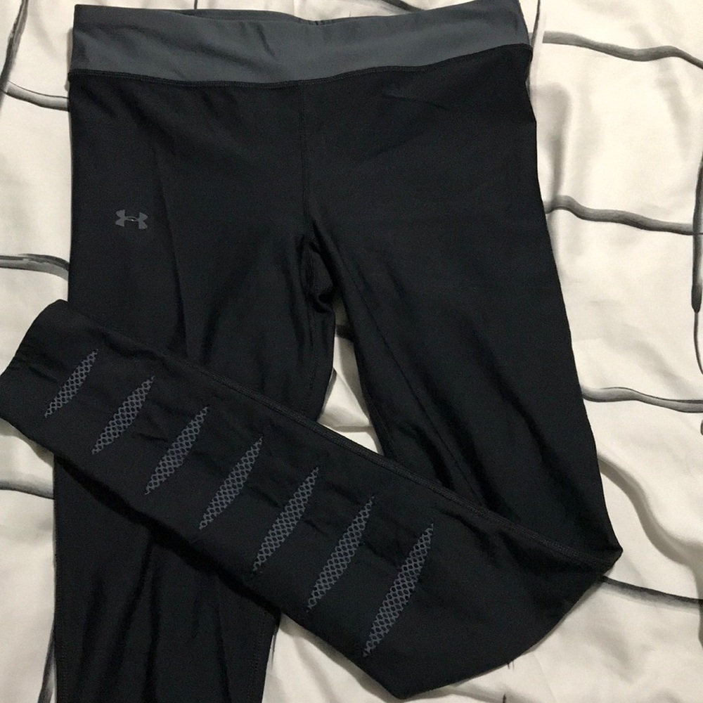 Black and gray under armour leggings